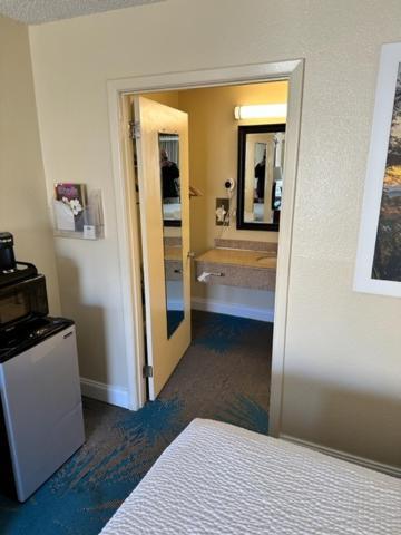 Days Inn By Wyndham Asheville West Candler Zewnętrze zdjęcie